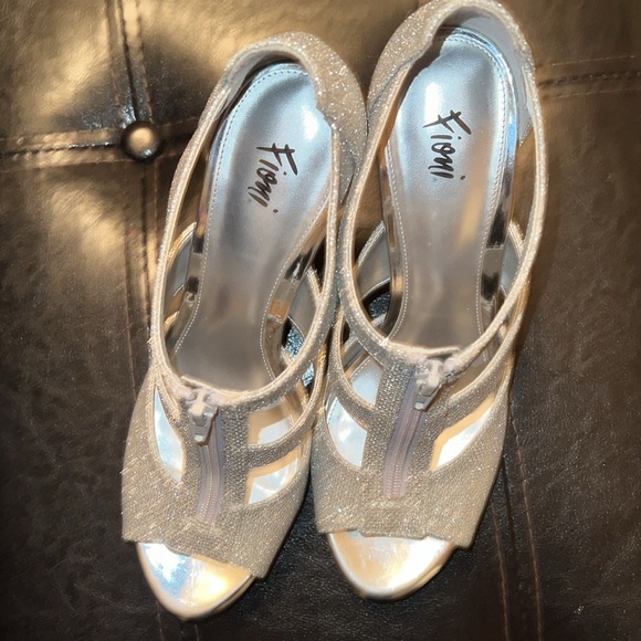 Glitter heels… silver casual to fancy - Picture 7 of 8